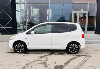 Подержанный автомобиль Honda Fit 2006 года (8 фото)