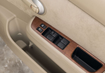 Подержанный автомобиль Nissan Tiida Hatchback 2005 года (15 фото)