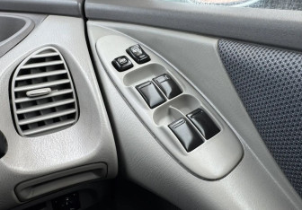 Подержанный автомобиль Nissan Tino 1999 года (14 фото)