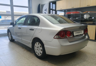 Подержанный автомобиль Honda Civic Sedan 2008 года (6 фото)