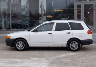 Подержанный автомобиль Nissan AD 2003 года (8 фото)