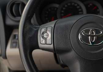 Подержанный автомобиль Toyota RAV4 2007 года (12 фото)