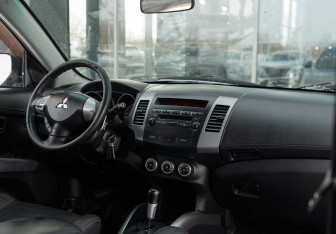 Подержанный автомобиль Mitsubishi Outlander 2010 года (10 фото)