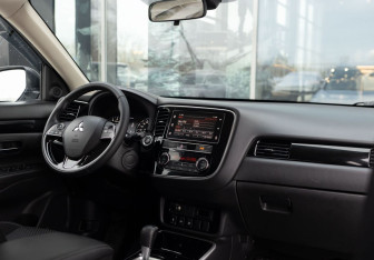 Подержанный автомобиль Mitsubishi Outlander 2019 года (10 фото)