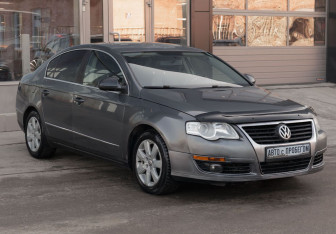 Подержанный автомобиль Volkswagen Passat Sedan 2005 года (3 фото)