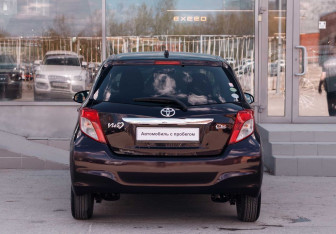 Подержанный автомобиль Toyota Vitz 2013 года (6 фото)