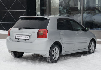 Подержанный автомобиль Toyota Corolla Hatchback 2001 года (5 фото)