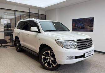Подержанный автомобиль Toyota Land Cruiser Suv 2011 года (4 фото)