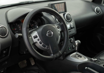 Подержанный автомобиль Nissan Qashqai 2007 года (11 фото)