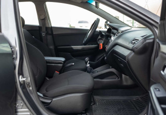 Подержанный автомобиль Kia Rio Sedan 2016 года (19 фото)