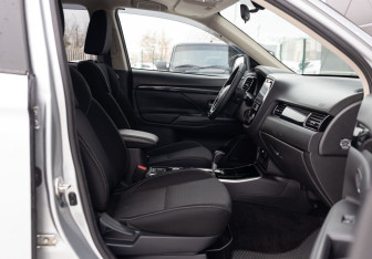 Подержанный автомобиль Mitsubishi Outlander 2019 года (21 фото)