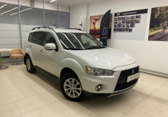 Подержанный автомобиль Mitsubishi Outlander 2011 года (3 фото)