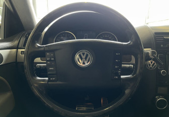 Подержанный автомобиль Volkswagen Touareg 2008 года (11 фото)