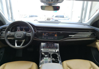 Подержанный автомобиль Audi Q8 2019 года (8 фото)