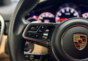 Подержанный автомобиль Porsche Cayenne 2019 года (22 фото)