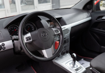 Подержанный автомобиль Opel Astra Hatchback 2010 года (11 фото)