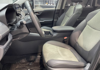 Подержанный автомобиль Toyota RAV4 2025 года (7 фото)