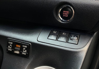 Подержанный автомобиль Toyota Sienta 2018 года (10 фото)