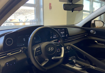 Подержанный автомобиль Hyundai Elantra Sedan 2023 года (10 фото)