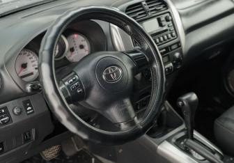 Подержанный автомобиль Toyota RAV4 2004 года (11 фото)