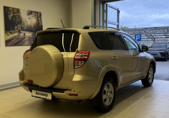 Подержанный автомобиль Toyota RAV4 2009 года (6 фото)