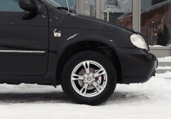 Подержанный автомобиль Kia Carnival 2004 года (9 фото)