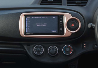Подержанный автомобиль Toyota Vitz 2013 года (13 фото)
