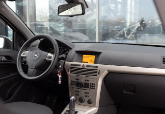Подержанный автомобиль Opel Astra Sedan 2007 года (10 фото)