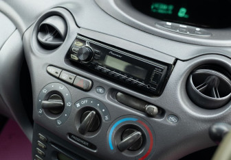 Подержанный автомобиль Toyota Vitz 1999 года (13 фото)