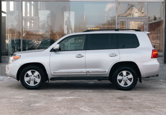 Подержанный автомобиль Toyota Land Cruiser Suv 2012 года (8 фото)