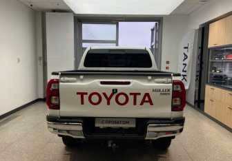 Подержанный автомобиль Toyota Hilux 2022 года (6 фото)