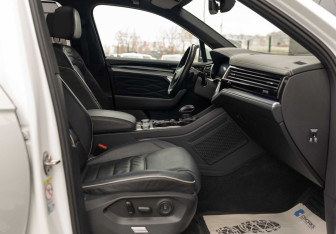 Подержанный автомобиль Volkswagen Touareg 2021 года (28 фото)