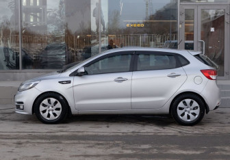 Подержанный автомобиль Kia Rio Hatchback 2017 года (8 фото)