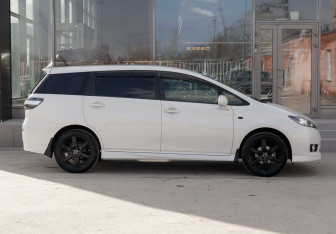 Подержанный автомобиль Toyota Wish Minivan 2012 года (4 фото)