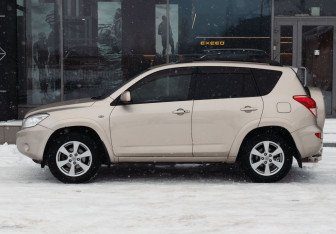 Подержанный автомобиль Toyota RAV4 2007 года (8 фото)