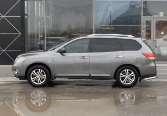 Подержанный автомобиль Nissan Pathfinder 2016 года (8 фото)