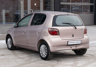 Подержанный автомобиль Toyota Vitz 1999 года (7 фото)