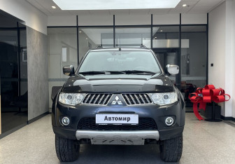 Подержанный автомобиль Mitsubishi Pajero Sport 2011 года (2 фото)