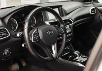 Подержанный автомобиль Infiniti QX30 2018 года (11 фото)