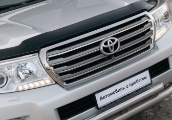 Подержанный автомобиль Toyota Land Cruiser Suv 2012 года (15 фото)