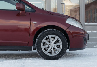 Подержанный автомобиль Nissan Tiida Hatchback 2007 года (9 фото)