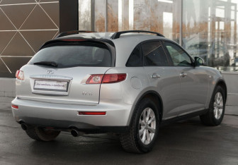 Подержанный автомобиль Infiniti FX 2006 года (5 фото)