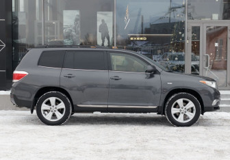 Подержанный автомобиль Toyota Highlander 2013 года (4 фото)