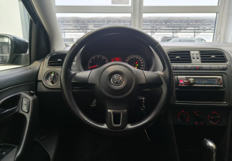 Подержанный автомобиль Volkswagen Polo Sedan 2012 года (9 фото)