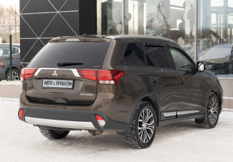 Подержанный автомобиль Mitsubishi Outlander 2016 года (5 фото)