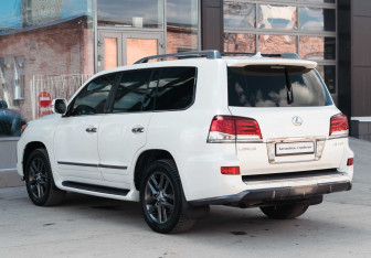 Подержанный автомобиль Lexus LX 2013 года (7 фото)
