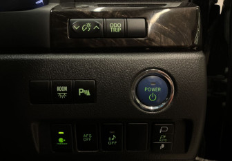 Подержанный автомобиль Toyota Vellfire 2012 года (16 фото)