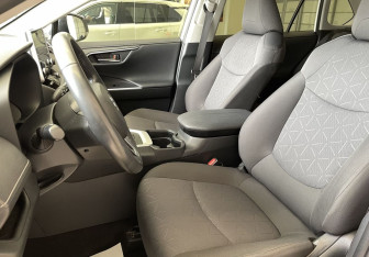 Подержанный автомобиль Toyota RAV4 2020 года (8 фото)