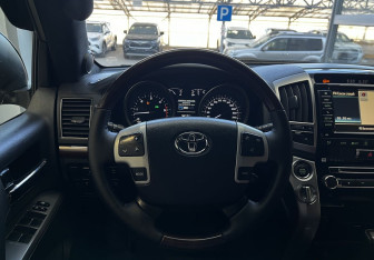 Подержанный автомобиль Toyota Land Cruiser Suv 2014 года (10 фото)
