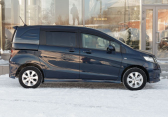 Подержанный автомобиль Honda Freed 2011 года (4 фото)